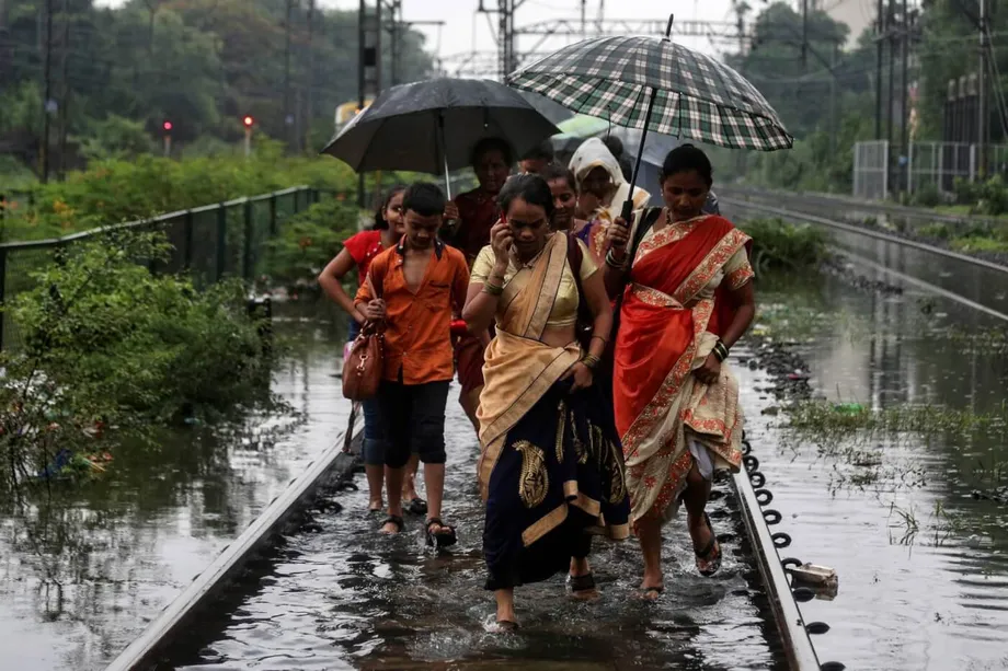 பருவமழை வெள்ளம் இந்திய நகரங்களை ஏன் முடக்குகிறது: நகர்ப்புற நெருக்கடியின் காரணங்கள்