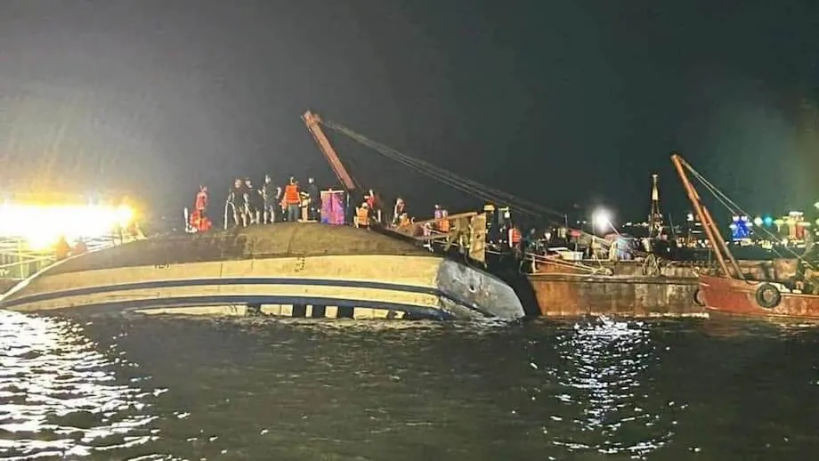 ஹா லாங் விரிகுடாவில் சுற்றுலாப் படகு கவிழ்ந்தது: வியட்நாமில் பல ஆண்டுகளில் நிகழ்ந்த மிக மோசமான கடல் விபத்தில் டஜன் கணக்கானோர் உயிரிழப்பு