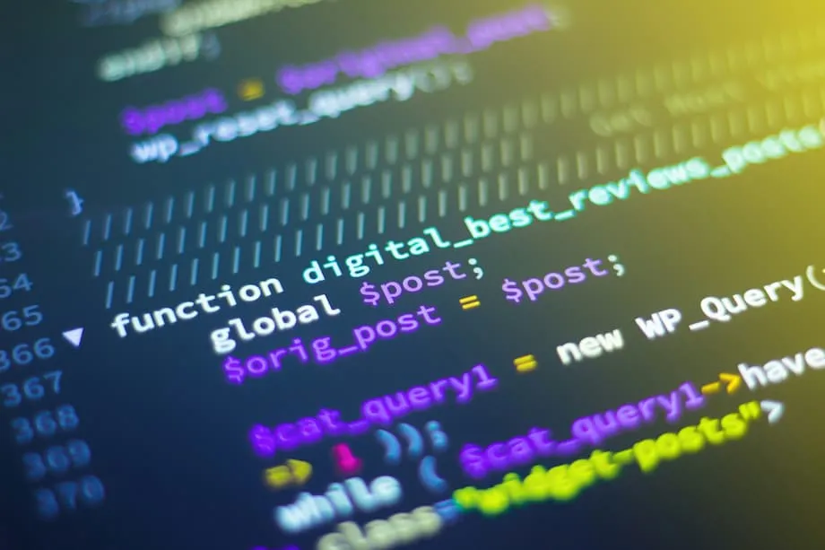 அலிபாபாவின் Qwen3-Coder: சக்திவாய்ந்த AI குறியீட்டு உருவாக்கக் கருவி மேற்குலகில் பாதுகாப்பு எச்சரிக்கைகளை எழுப்புகிறது
