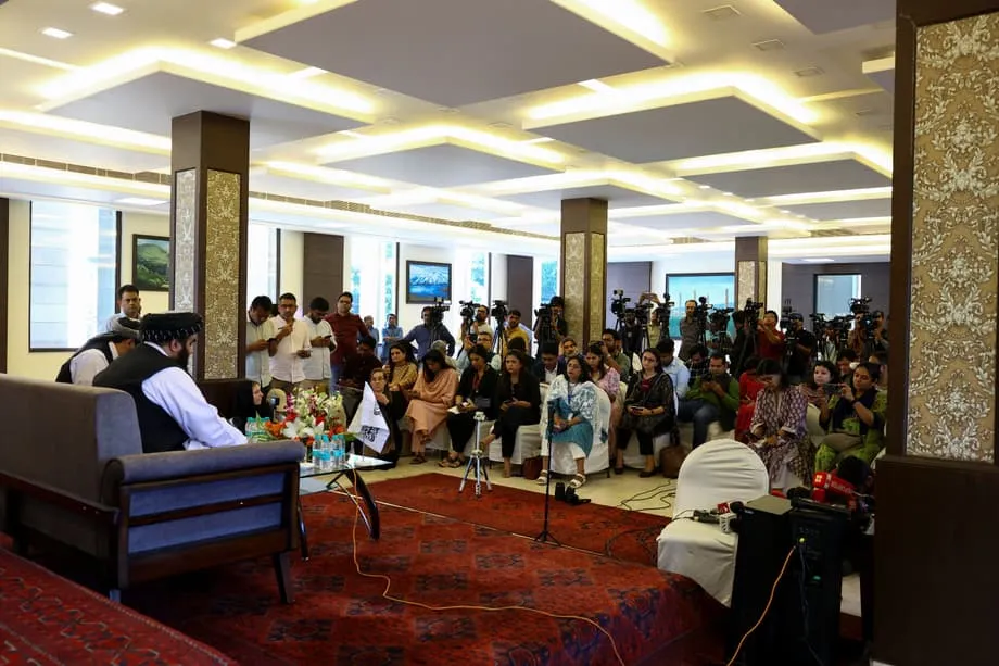 காபூலுடனான உறவுகளை இந்தியா பரிசீலிக்கும் நிலையில், டெல்லியில் தலிபான் அமைச்சரை எதிர்கொண்ட பெண் பத்திரிகையாளர்கள்