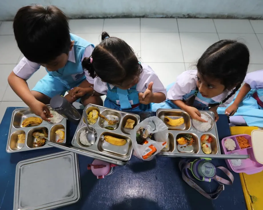 உணவு நச்சு பாதிப்புகள் அதிகரிப்பு: இந்தோனேசியாவின் இலவசப் பள்ளி உணவுத் திட்டத்துக்கு எதிர்ப்பு
