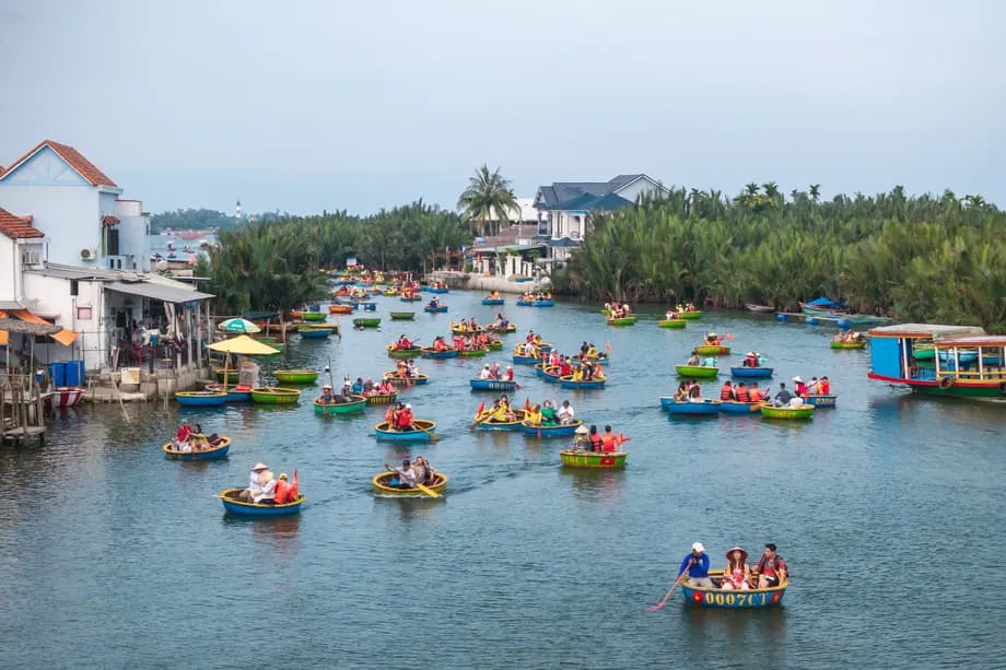 அதிகச் சுற்றுலாப் பயணிகளால் ஆசியாவின் புகழ்பெற்ற சுற்றுலாத் தலங்கள் திணறல்