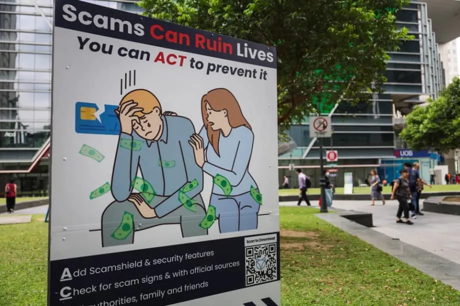 மோசடிகளால் பில்லியன் கணக்கான தொகை இழந்ததைத் தொடர்ந்து, மோசடியாளர்கள் மற்றும் பணக் கடத்தல்காரர்களுக்கு பிரம்படி விதிக்க சிங்கப்பூர் ஒப்புதல்