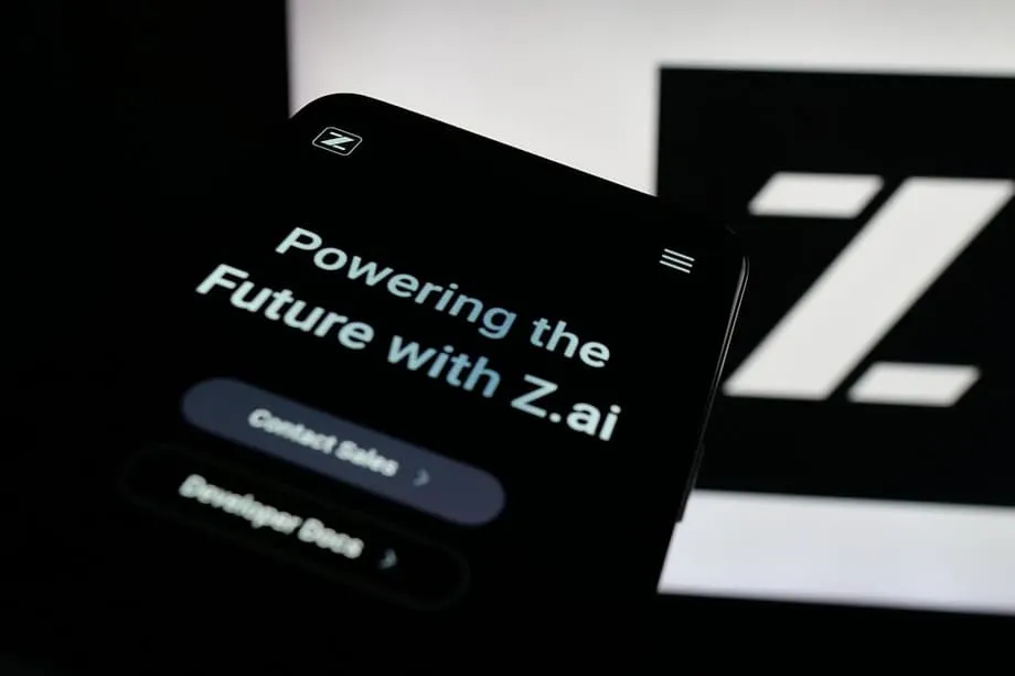 சீனாவின் Zhipu AI, உள்நாட்டுச் சில்லுகளில் பயிற்றுவிக்கப்பட்ட 744 பில்லியன் அளவுருக்கள் கொண்ட திறந்த மூல GLM-5 மாடலை அறிமுகப்படுத்தியது