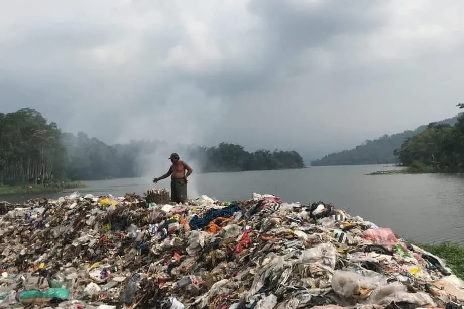 தேசிய அளவில் தீர்வுகள் குறித்த விவாதம் தீவிரமடையும் நிலையில், இந்தோனேசியாவின் வீடுகளில் குப்பை எரிக்கும் நெருக்கடியைச் சமாளிக்க முன்னோடித் திட்டங்கள்