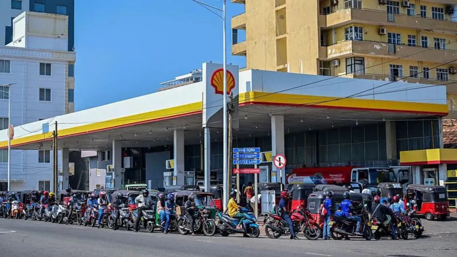 எரிபொருள் நெருக்கடியைச் சமாளிக்க இலங்கை ஒவ்வொரு புதன்கிழமையும் விடுமுறை அறிவிப்பு