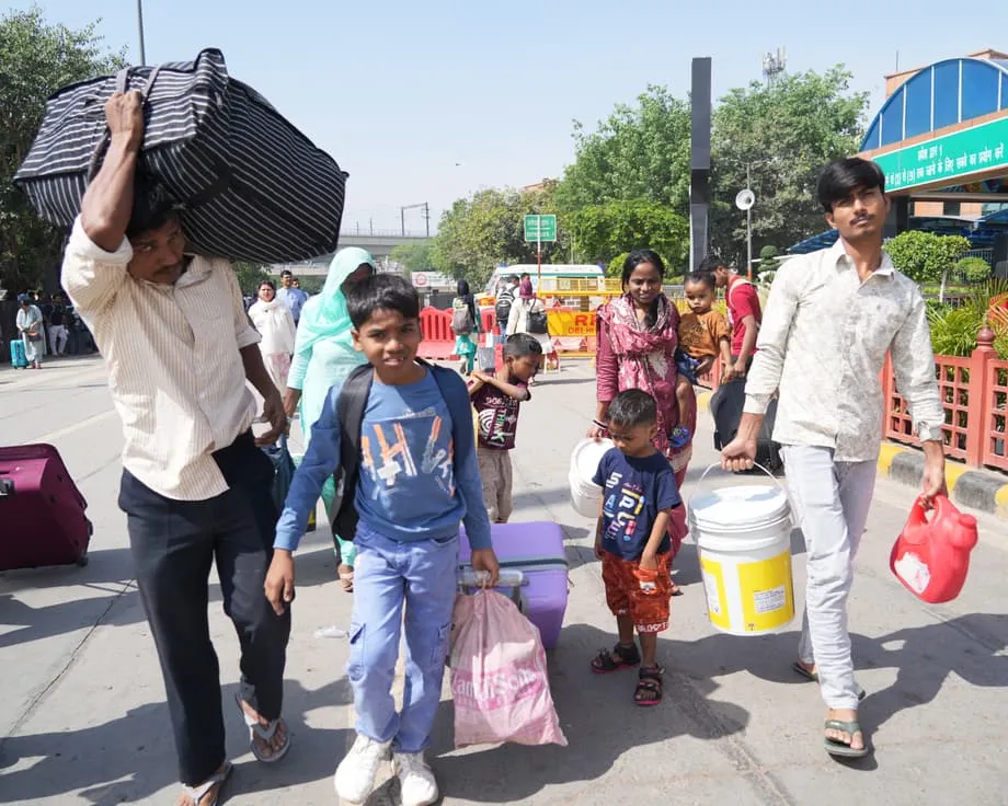 டெல்லியில் புலம்பெயர் தொழிலாளர்கள் வெளியேற்றம்: உலகளாவிய எரிபொருள் நெருக்கடி இந்தியத் தலைநகரை எவ்வாறு வெறிச்சோடச் செய்கிறது
