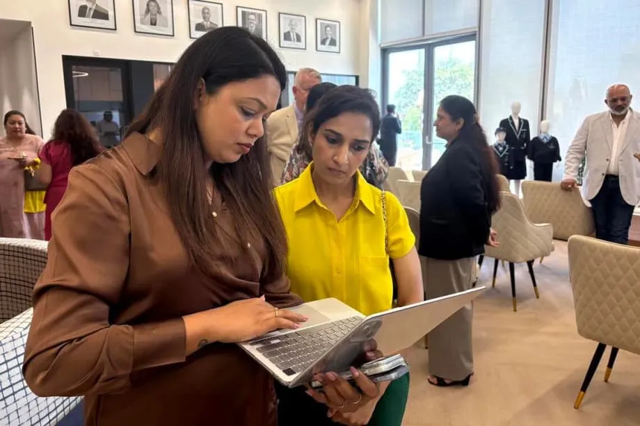 மனப்பாடக் கல்வியைக் கைவிட்டு சர்வதேசப் பள்ளிகளை நாடும் இந்தியாவின் செல்வந்தப் பெற்றோர்: கல்விப் புரட்சிக்கு வித்திடும் மாற்றம்