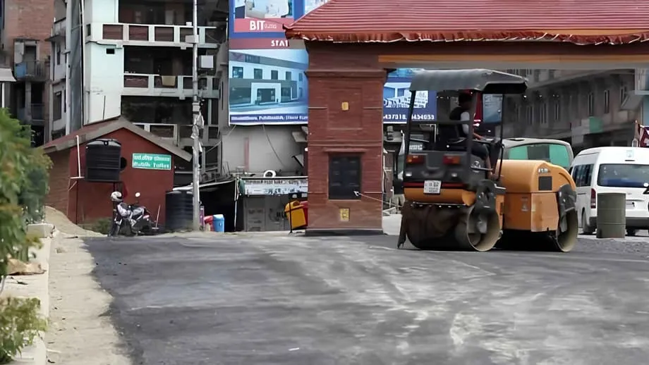 கழிவுகளையும் சாலைக் குழிகளையும் சமாளிக்க பிளாஸ்டிக் சாலைகளைச் சோதிக்கும் நேபாளம்