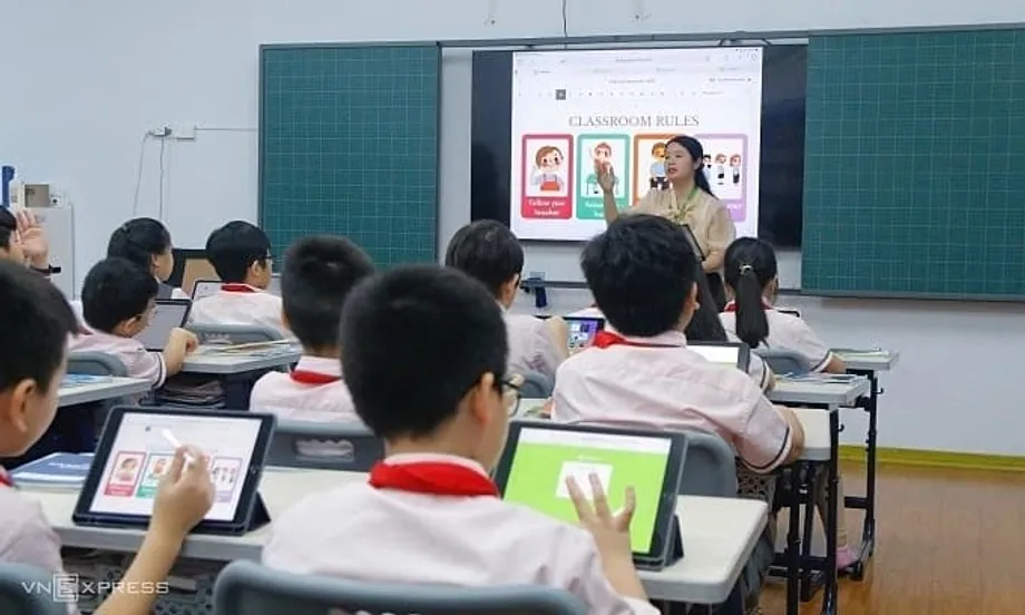 AI திறன்கள் வளர்ச்சியடையும் நிலையில், உலகளாவிய ஆங்கிலக் குறியீட்டில் வியட்நாம் மீண்டும் மிதமான நிலைக்குத் திரும்பியது