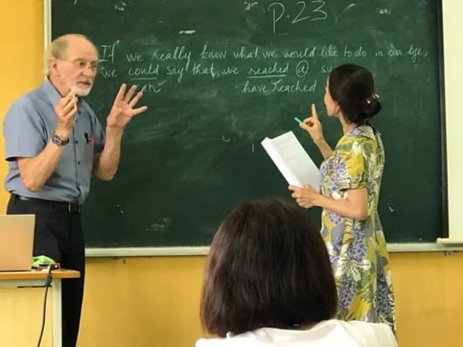 வியட்நாமின் ஆங்கில முரண்பாடு: பல ஆண்டுகள் படித்தும் ஏன் குறைந்த திறனே கிடைக்கிறது, அதை எப்படிச் சரிசெய்வது